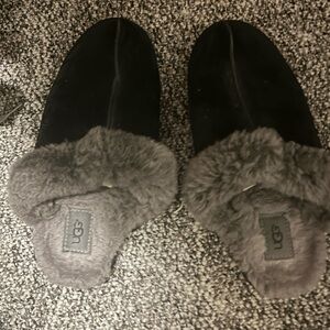 Women’s Ugg slippers size 9 black fur